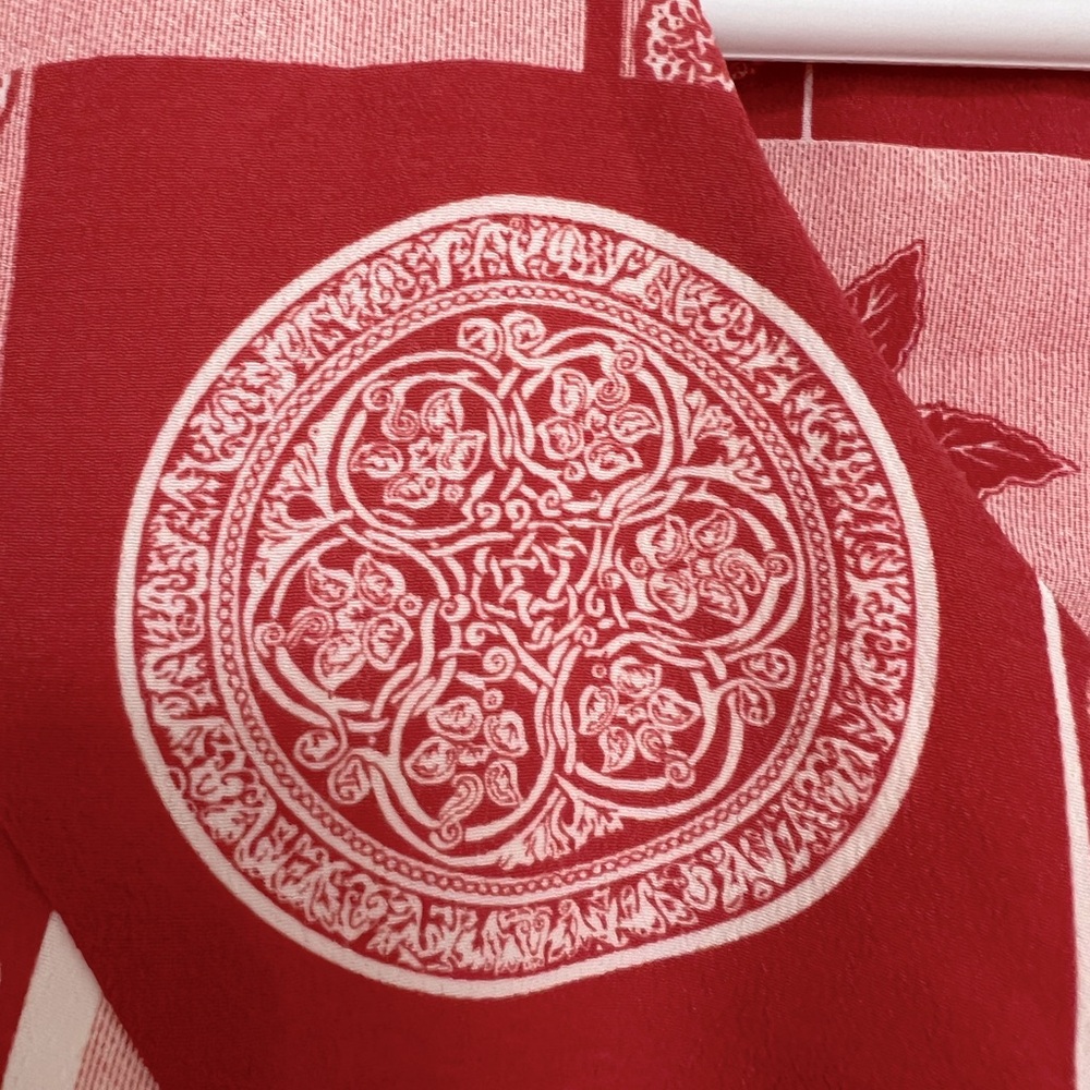 Maniere (L) Red White Floral Medallion Patch Canada Resort Sleeveless Tie Top - Picture 4 of 10